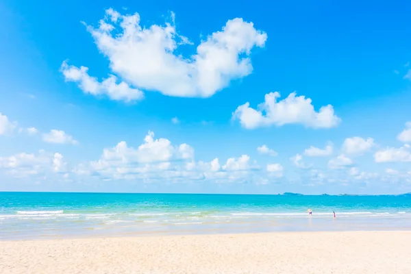 Beautiful tropical beach and sea — Stock Photo, Image