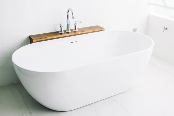 Schöne Luxus weiße Badewanne Dekoration — Stockfoto