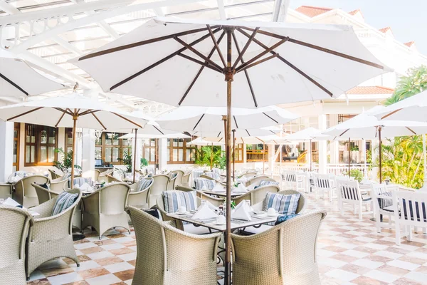 boş masa ve sandalyeler