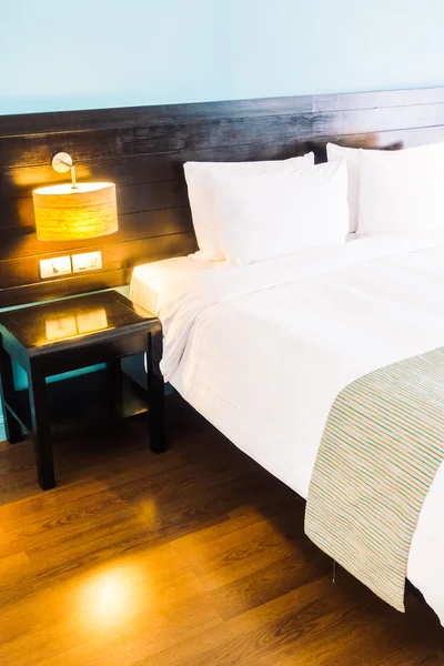 Yatakta güzel lüks beyaz yastıklar