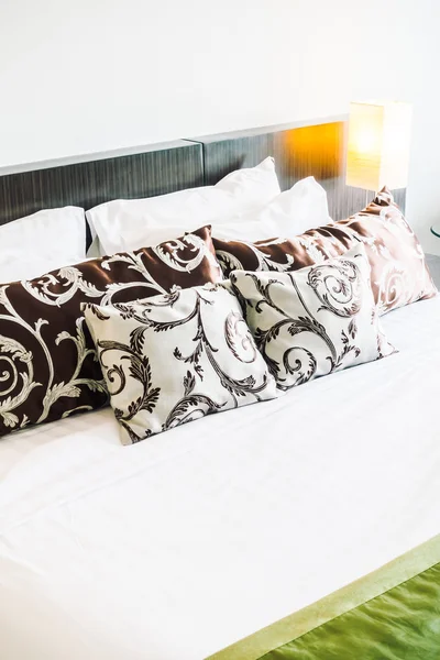 Yatakta güzel lüks yastıklar