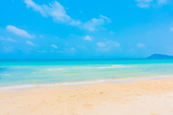 Hermosa playa tropical y paisaje marino — Foto de Stock