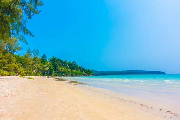 Beautiful tropical ocean and sand beach — Stock Photo, Image