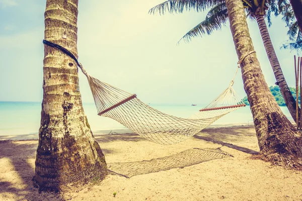 Prázdné houpací síť na krásné tropické pláži — Stock fotografie
