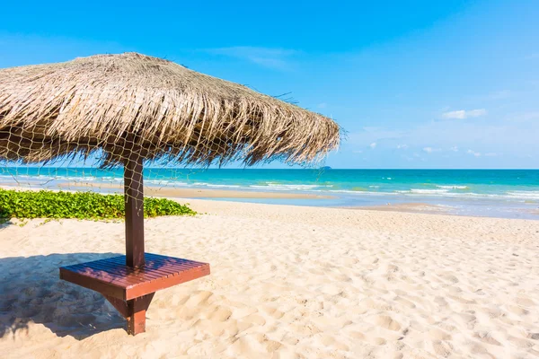 Güzel tropikal plaj şemsiyesi