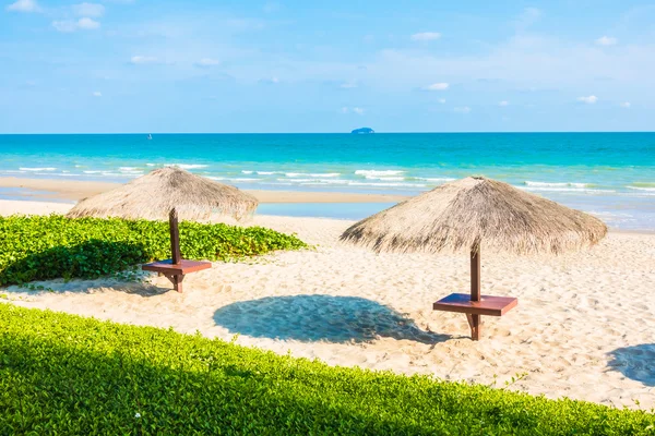 Güzel tropikal plaj şemsiyesi