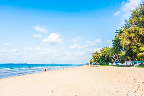 Hermosa playa tropical y el mar — Foto de Stock