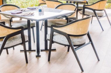 Boş sandalye ve masa