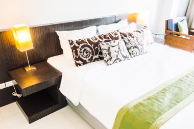 Yatakta güzel lüks yastıklar