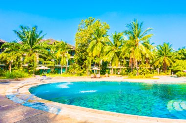 Otelde açık yüzme havuzu