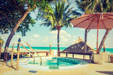 Otelde açık yüzme havuzu