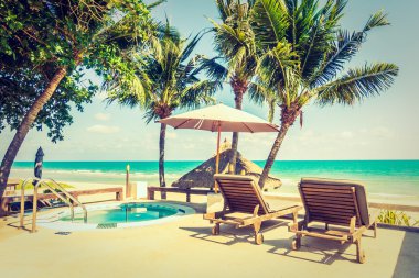 Otelde açık yüzme havuzu