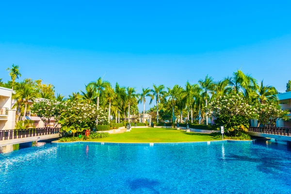 Beautiful luxury Swimming pool — Stock Photo, Image