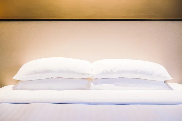 Beaux oreillers blancs de luxe sur le lit — Photo