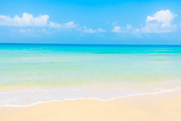 Beautiful tropical beach and sea — Stock Photo, Image