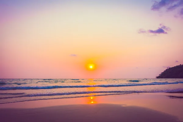열 대 해변에서 아름 다운 석양 — 스톡 사진