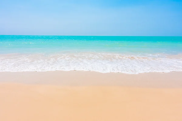 Hermosa playa tropical y el mar — Foto de Stock