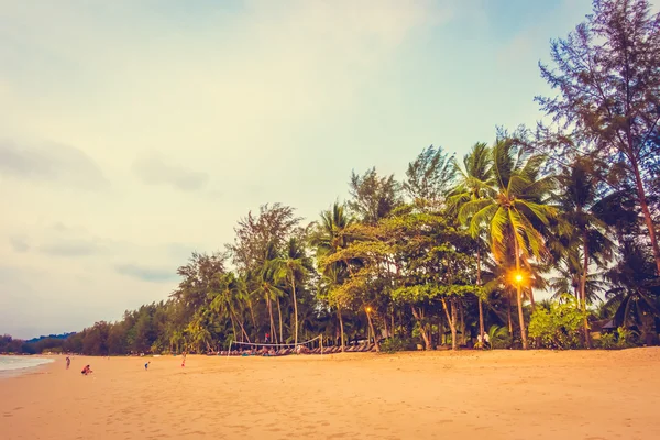 Mooi tropisch strand en zee — Stockfoto