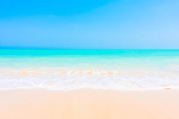 Hermosa playa tropical y el mar — Foto de Stock