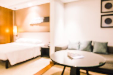 Yatakta güzel lüks beyaz yastıklar