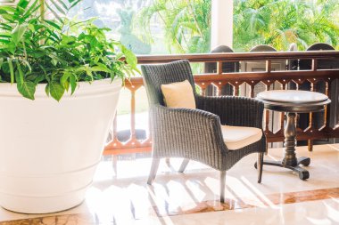 oturma odasında kanepede yastık