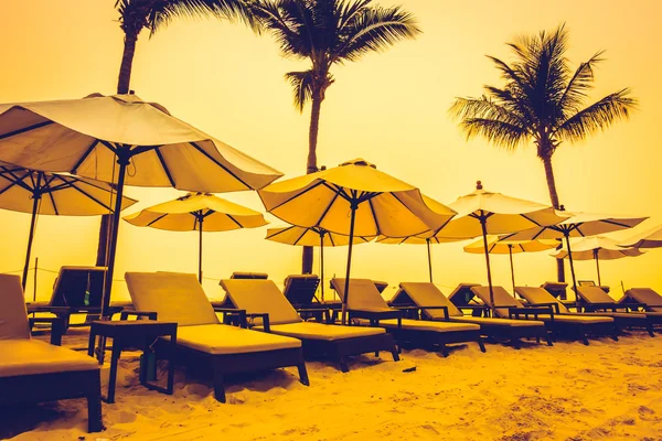 Belles silhouettes de parasols et chaises longues de luxe — Photo