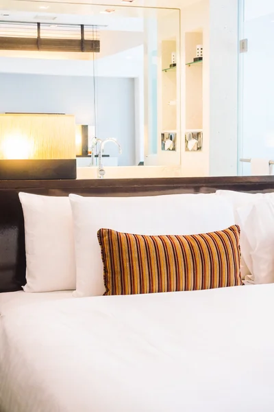 Mooie luxe kussens op bed — Stockfoto
