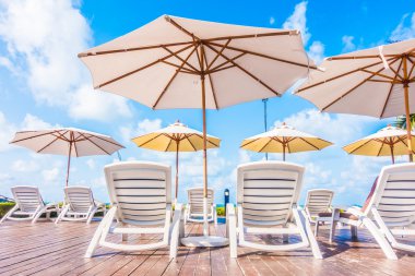 Otelde açık yüzme havuzu