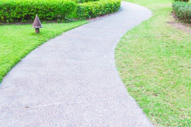 Güzel bir bahçe etrafında taş yol yol