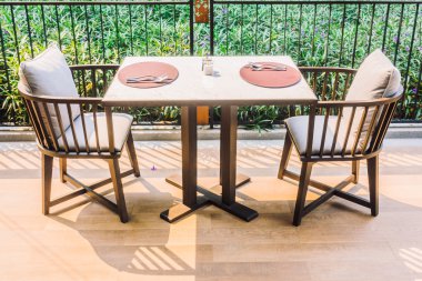 Boş sandalye ve masa