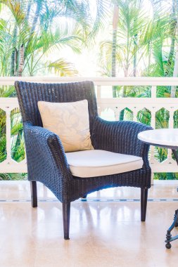 oturma odasında kanepede yastık