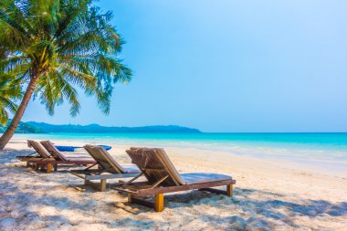 Güzel tropikal deniz ve kum plaj