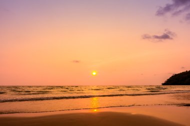 tropik sahilde güzel gün batımı