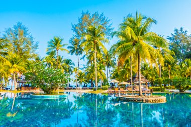 Otelde açık yüzme havuzu