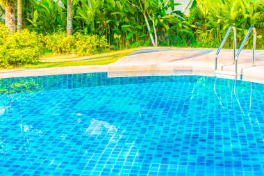 Otelde açık yüzme havuzu