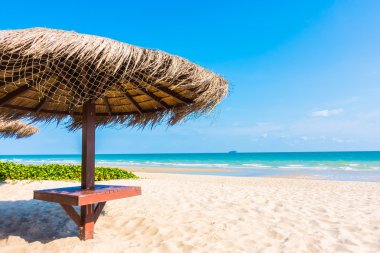 Güzel tropikal plaj şemsiyesi