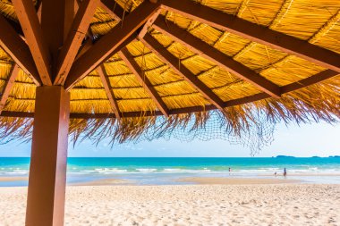 Güzel tropikal plaj şemsiyesi