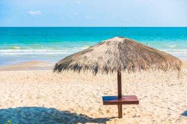 Güzel tropikal plaj şemsiyesi