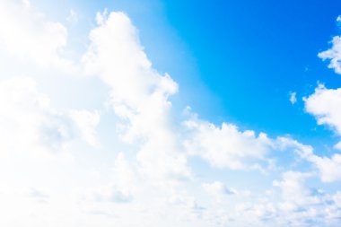 Mavi gökyüzünde beyaz bulutlar