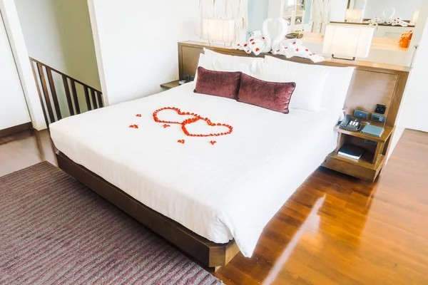 Красивые роскошные подушки на кровати украшения — стоковое фото