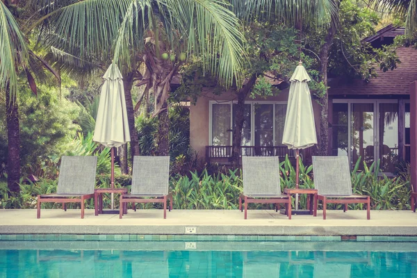 Beautiful luxury outdoor swimming pool — Stock Photo, Image