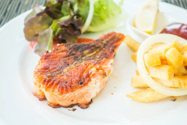 Somon steak beyaz plaka üzerinde