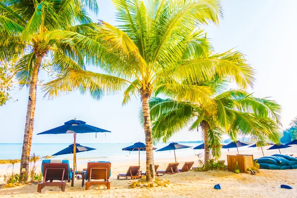 Hermosa playa tropical y el mar — Foto de Stock