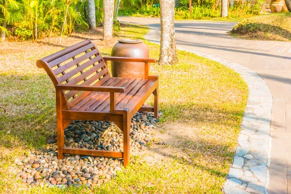 Banco vacío en el parque — Foto de Stock