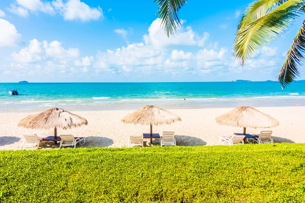 Schöner tropischer Strand und Meer — Stockfoto