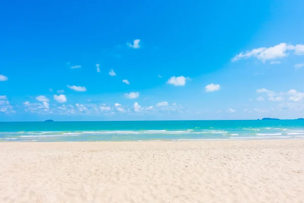 Beautiful tropical beach and sea — Stock Photo, Image