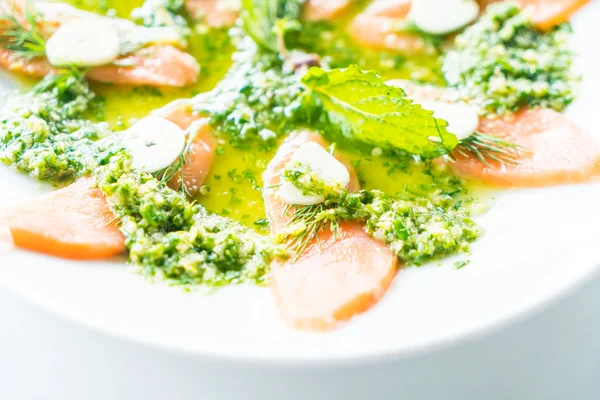 Салат з лососем з гострим соусом — стокове фото