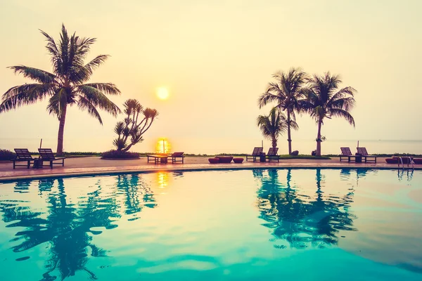 Gündoğumu ile Hindistan cevizi hurma ağaçlarının silhouettes