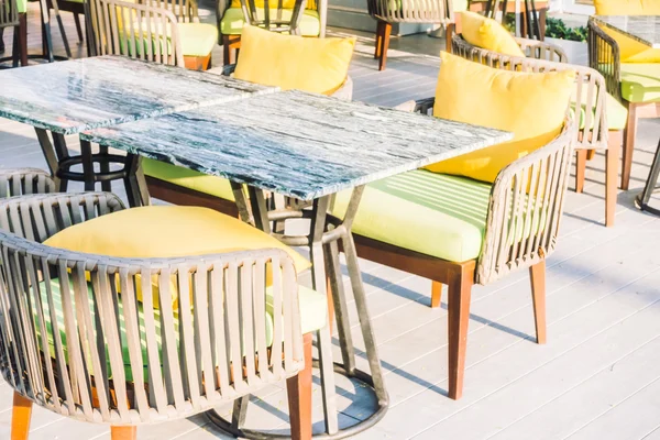 boş masa ve sandalyeler