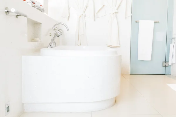 Banheira branca de luxo bonita — Fotografia de Stock